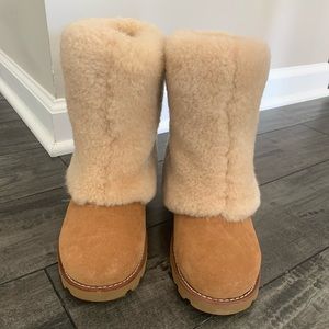 UGG Boots barely worn in Chestnut! 🌟